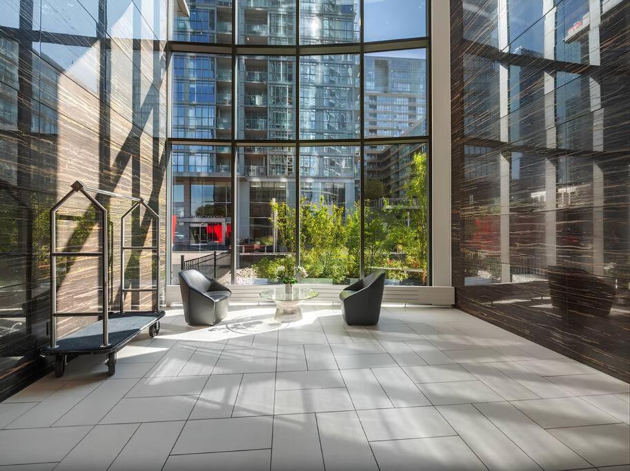 Lush Condo By Cntower - Free Parking Toronto Extérieur photo