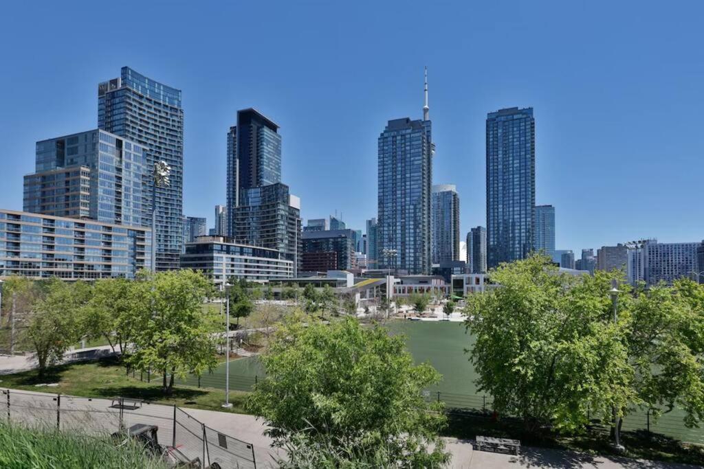 Lush Condo By Cntower - Free Parking Toronto Extérieur photo