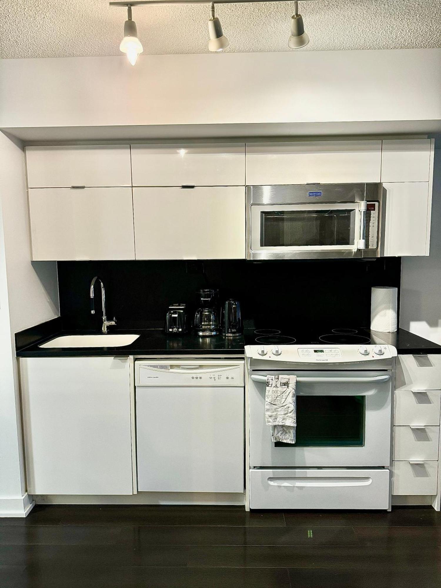 Lush Condo By Cntower - Free Parking Toronto Extérieur photo