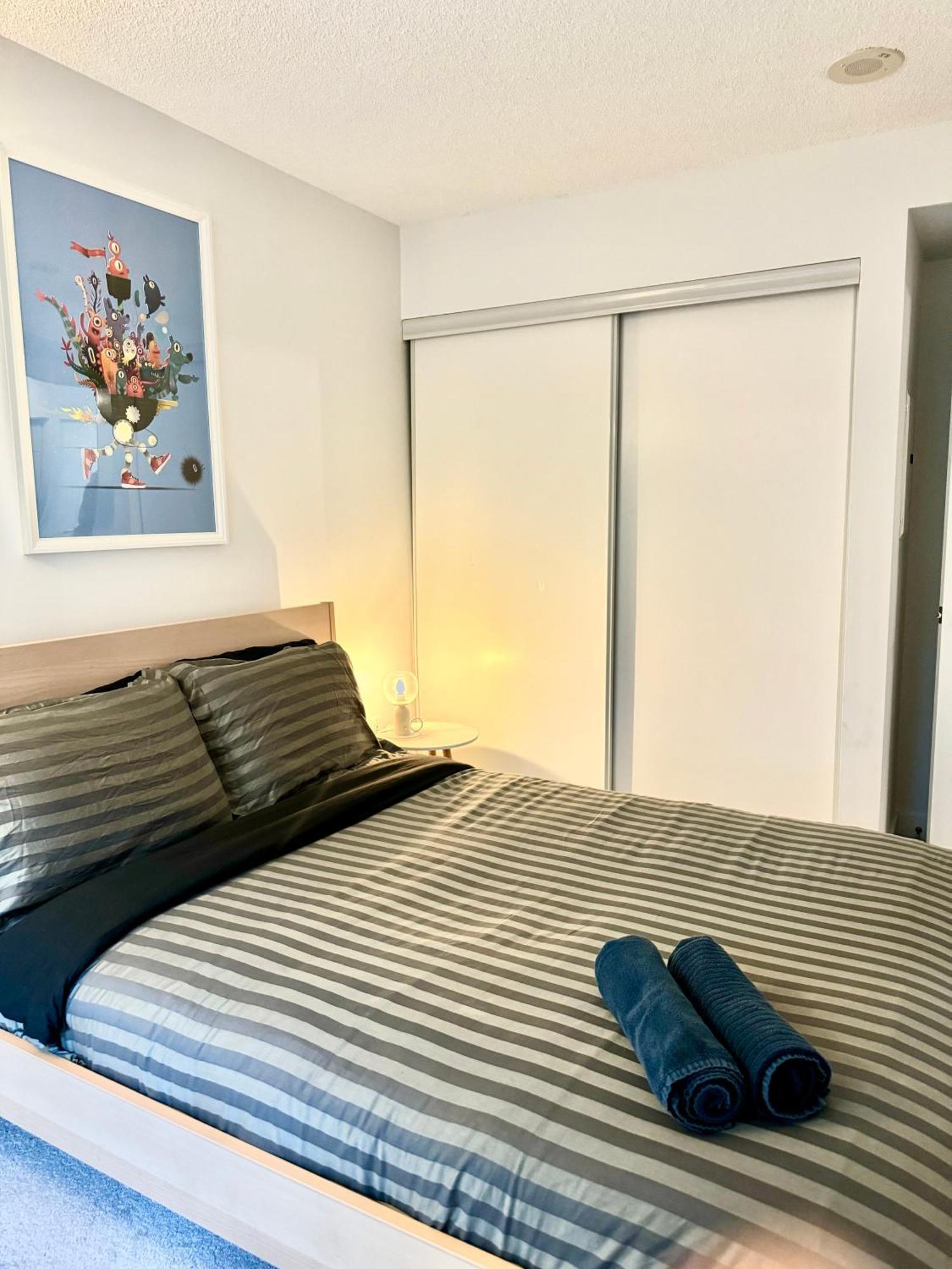 Lush Condo By Cntower - Free Parking Toronto Extérieur photo